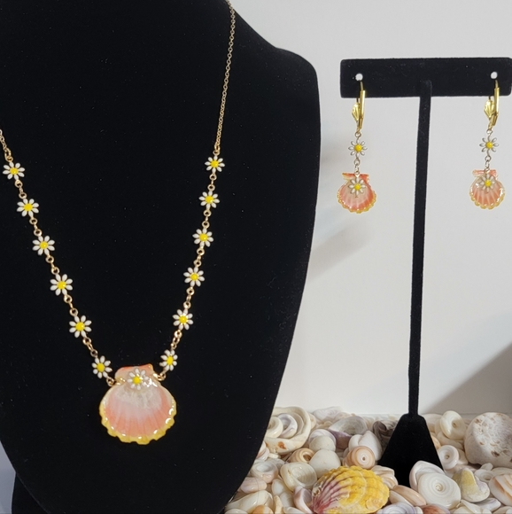 Kaua'i Hawaii Sunrise Shells with Enamel Daisy Flowers Necklace & Earrings Set - Picture 2 of 2